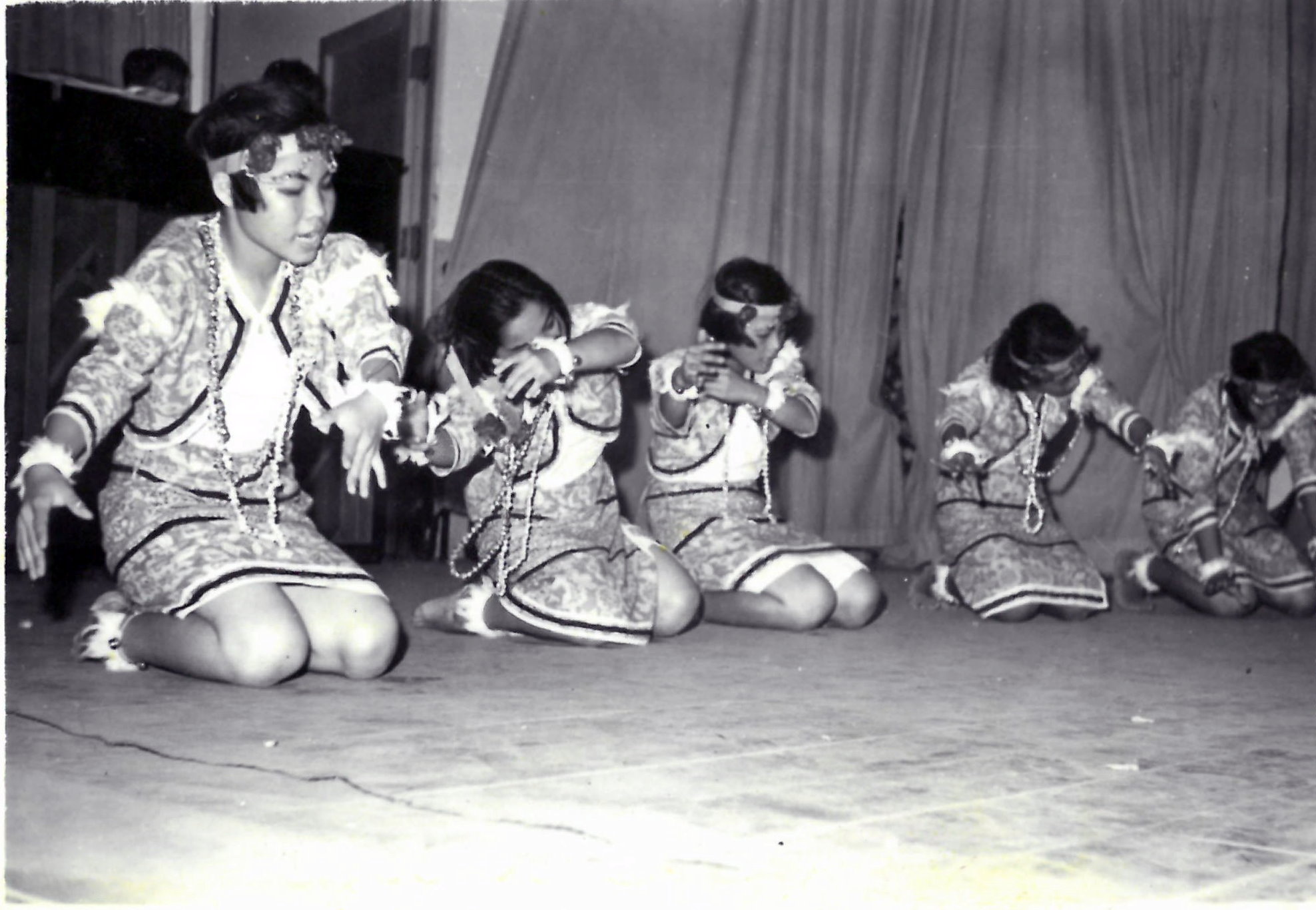 143.53年5月xx日 本校女生舞編隊參加全縣民族舞蹈比賽榮獲冠軍